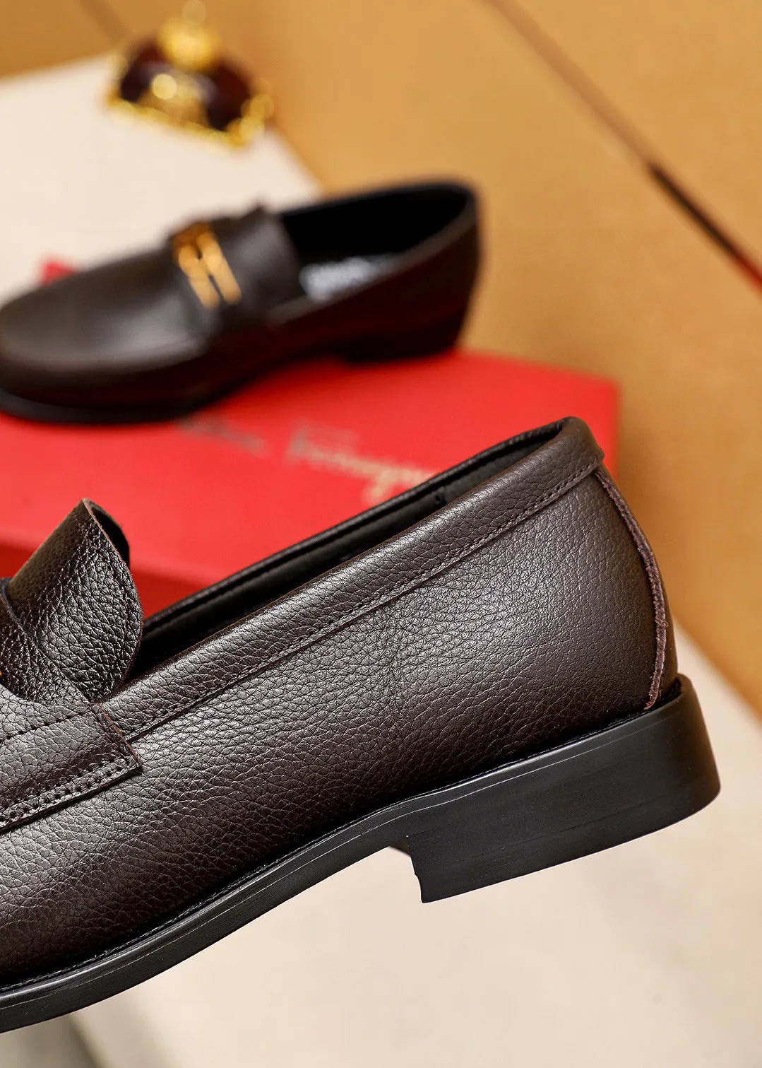 Men's shoes💰460💐 Product trademark: Ferragamo "Ferragamo" casual leather shoes Regular size: 38-44 (45.46🉑️customized) Product materials: Selected imported first-layer pebbled cowhide leather upper + luxury hardware buckle, imported water-dyed cowhide leather lining. Strong three-dimensional visual effect, original outsole color: 2 colors available